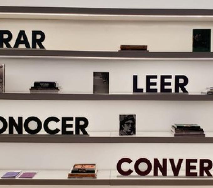 exposición dentro de la casa